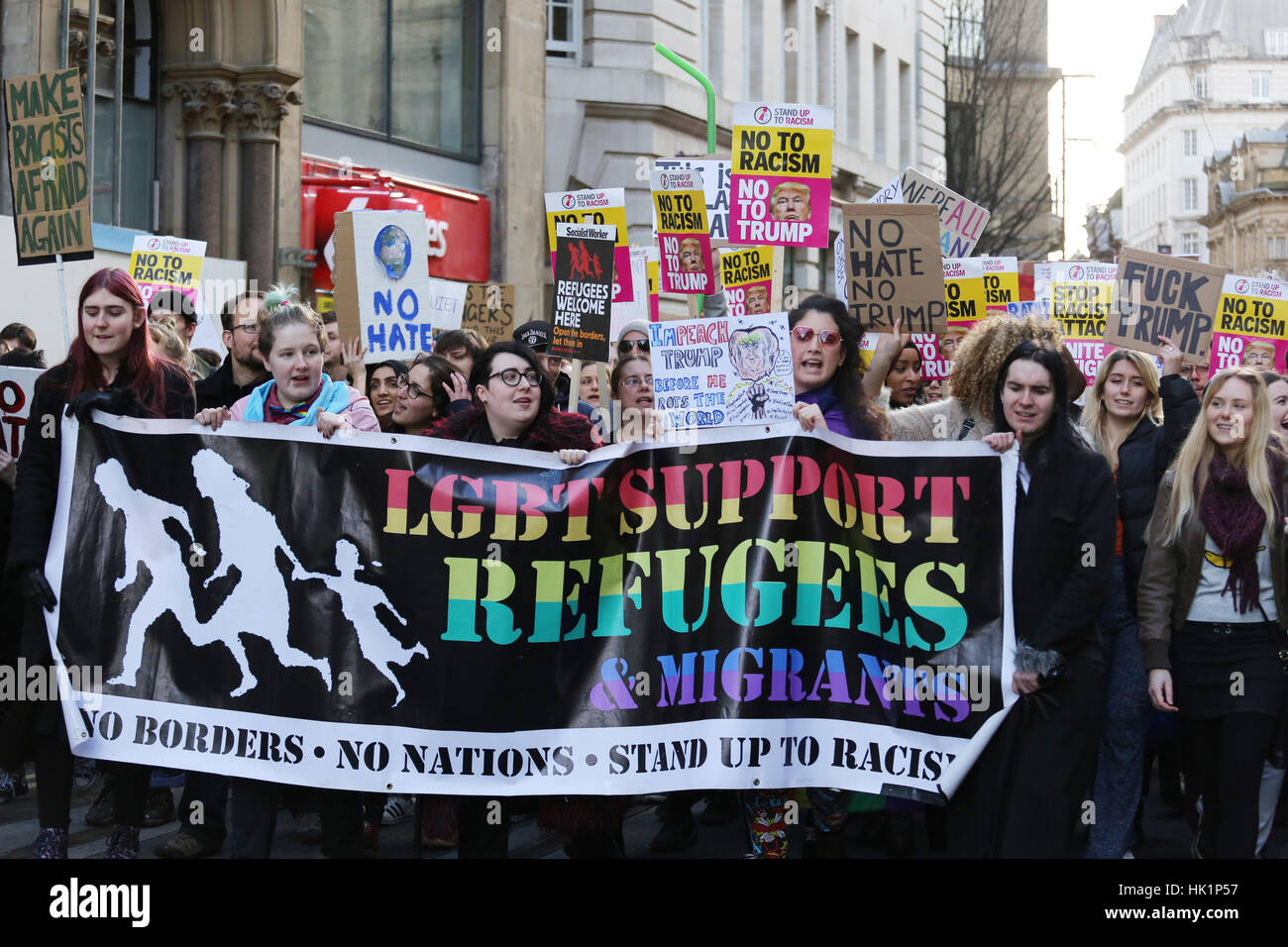 Manchester, UK. 4 Février, 2017. Le 'prend en charge les réfugiés LGBT & bannière des migrants a effectué à l'avant d'une protestation d'Albert Square, Manchester, 4 février 2017 (C)Barbara Cook/Alamy Live News Banque D'Images