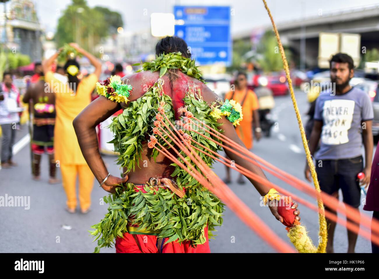 Kuala Lumpur, Malaisie. Feb, 2017 4. Hindou dévot malaisien participe à la fête de Thaipusam à Batu Caves, la Malaisie, le 04 février, 2017. Thaipusam est célébré par les dévots du dieu hindou Murugan et est un important festival de la communauté tamoule dans des pays comme l'Inde, Sri Lanka, Indonésie, Thaïlande, Malaisie et Singapour, au cours de laquelle les dévots pierce eux-mêmes avec les pointes et prendre part à de longues processions. Crédit : Chris Jung/ZUMA/Alamy Fil Live News Banque D'Images