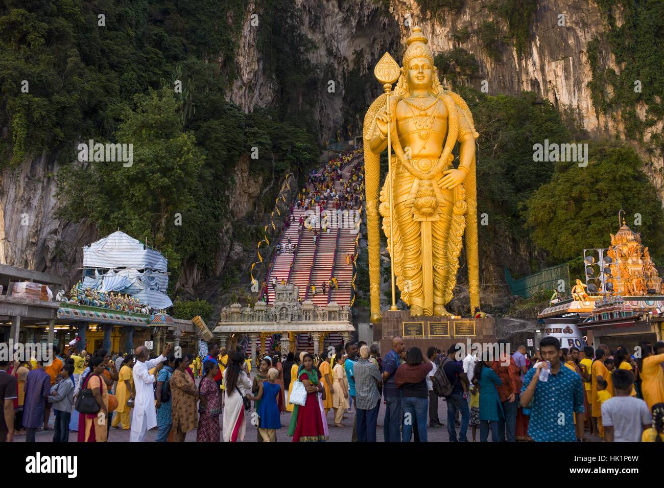 Kuala Lumpur, Malaisie. Feb, 2017 4. Hindou dévot malaisien participe à la fête de Thaipusam à Batu Caves, la Malaisie, le 04 février, 2017. Thaipusam est célébré par les dévots du dieu hindou Murugan et est un important festival de la communauté tamoule dans des pays comme l'Inde, Sri Lanka, Indonésie, Thaïlande, Malaisie et Singapour, au cours de laquelle les dévots pierce eux-mêmes avec les pointes et prendre part à de longues processions. Crédit : Chris Jung/ZUMA/Alamy Fil Live News Banque D'Images
