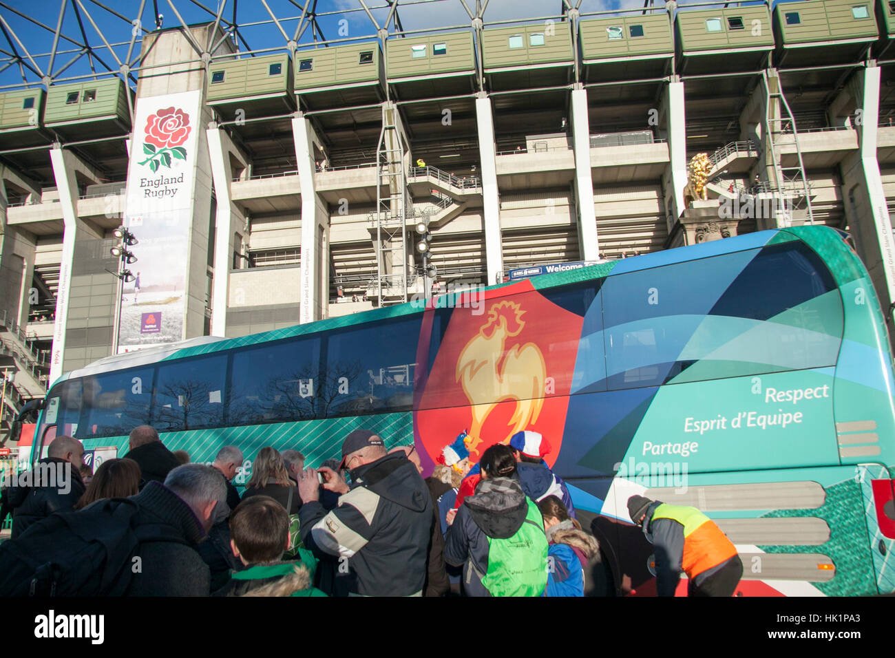 Londres, Royaume-Uni. Feb, 2017 4. France Bus de l'équipe arrive au stade de Twickenham pour la ronde d'ouverture du Tournoi RBS 6 Nations contre l'Angleterre clash : Crédit amer ghazzal/Alamy Live News Banque D'Images