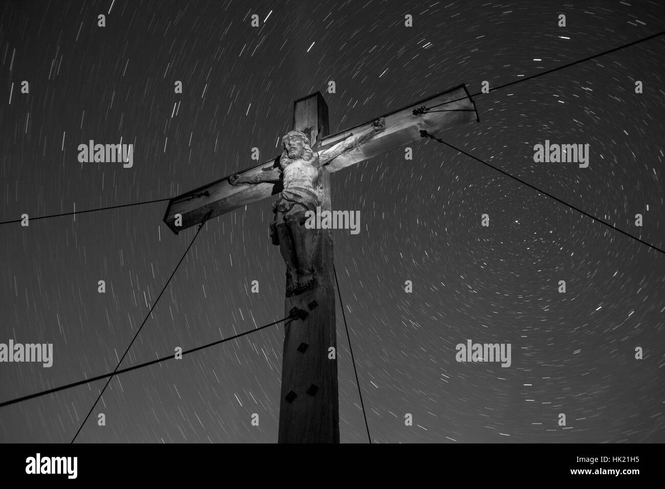 À la recherche jusqu'à Jésus et un million star trails. Banque D'Images