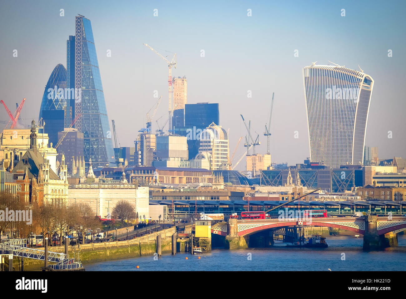 Une vue sur la Tamise et Londres toujours changeant skyline Banque D'Images