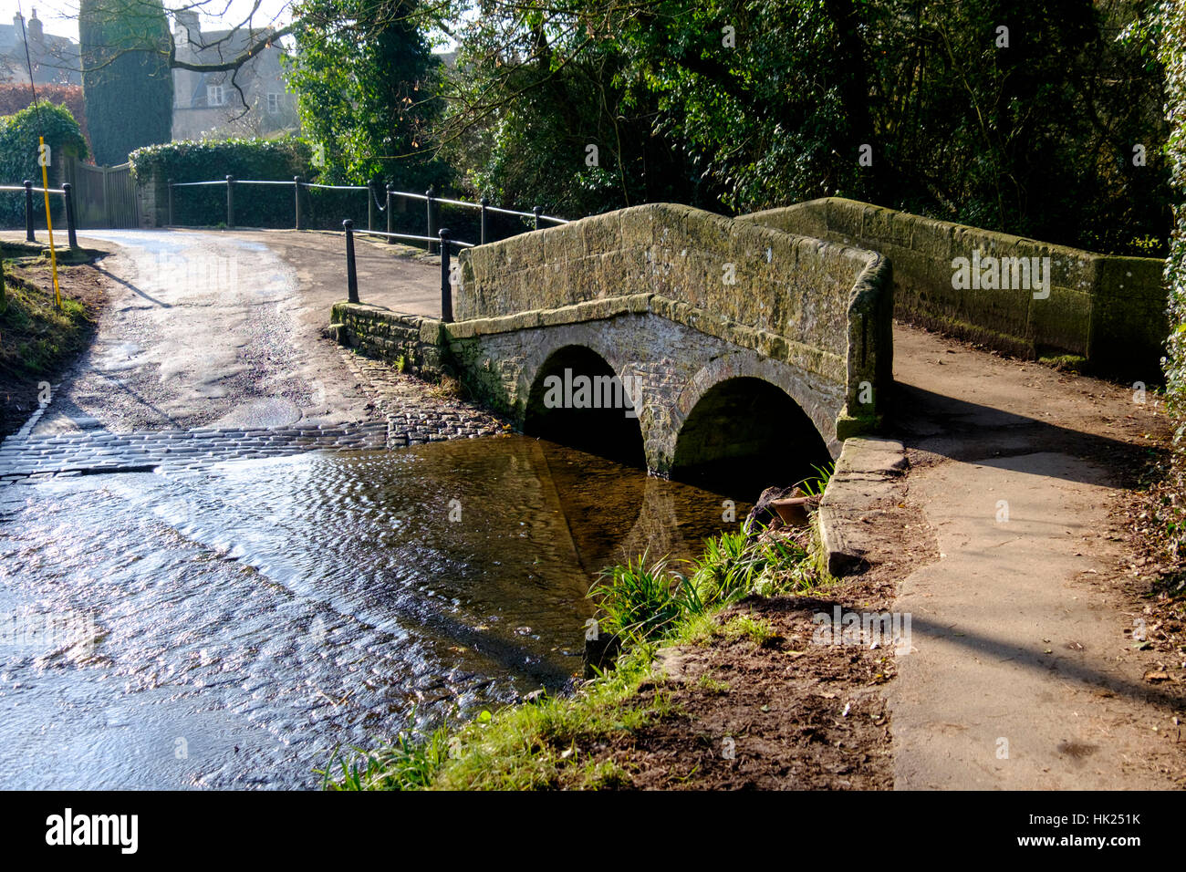 Le pont de Pack Horse au-dessus de Bide Brook, Lacock dans le Wiltshire, Angleterre, Royaume-Uni Banque D'Images