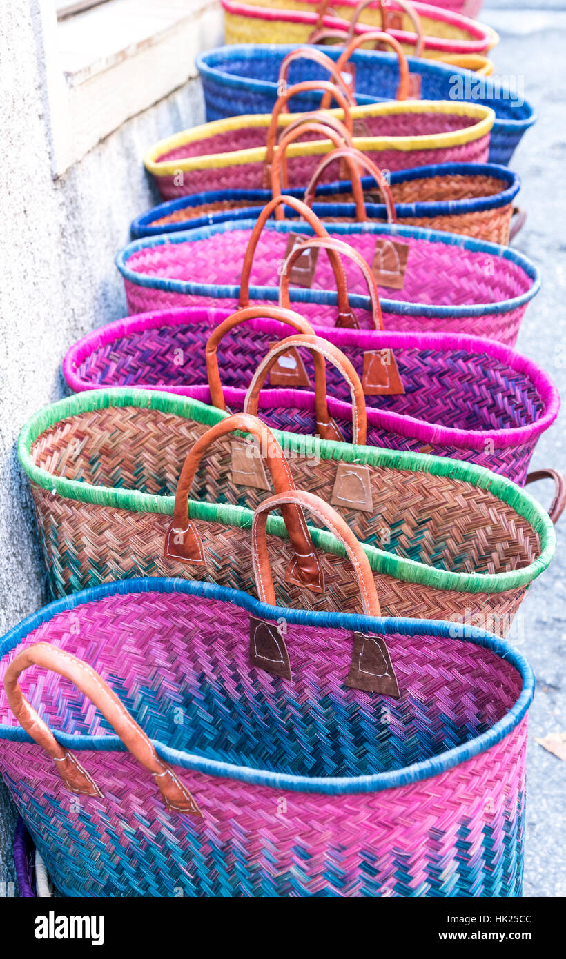 Petit Panier En Osier Coloré + Lot De Boutons Divers - Occasion Bon état - Pour Artisanat