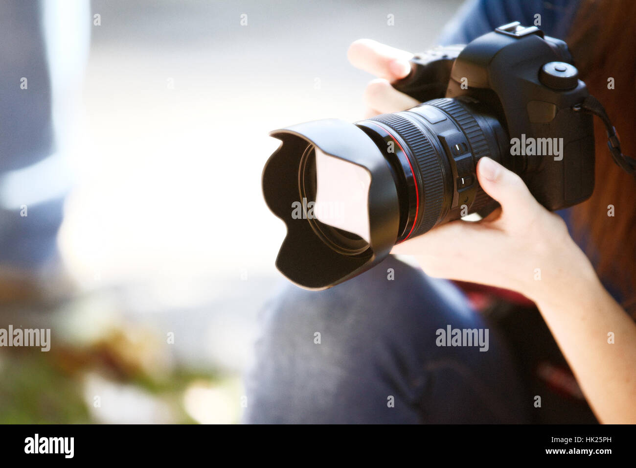 Une jeune femme tenant un appareil photo plein cadre. Banque D'Images