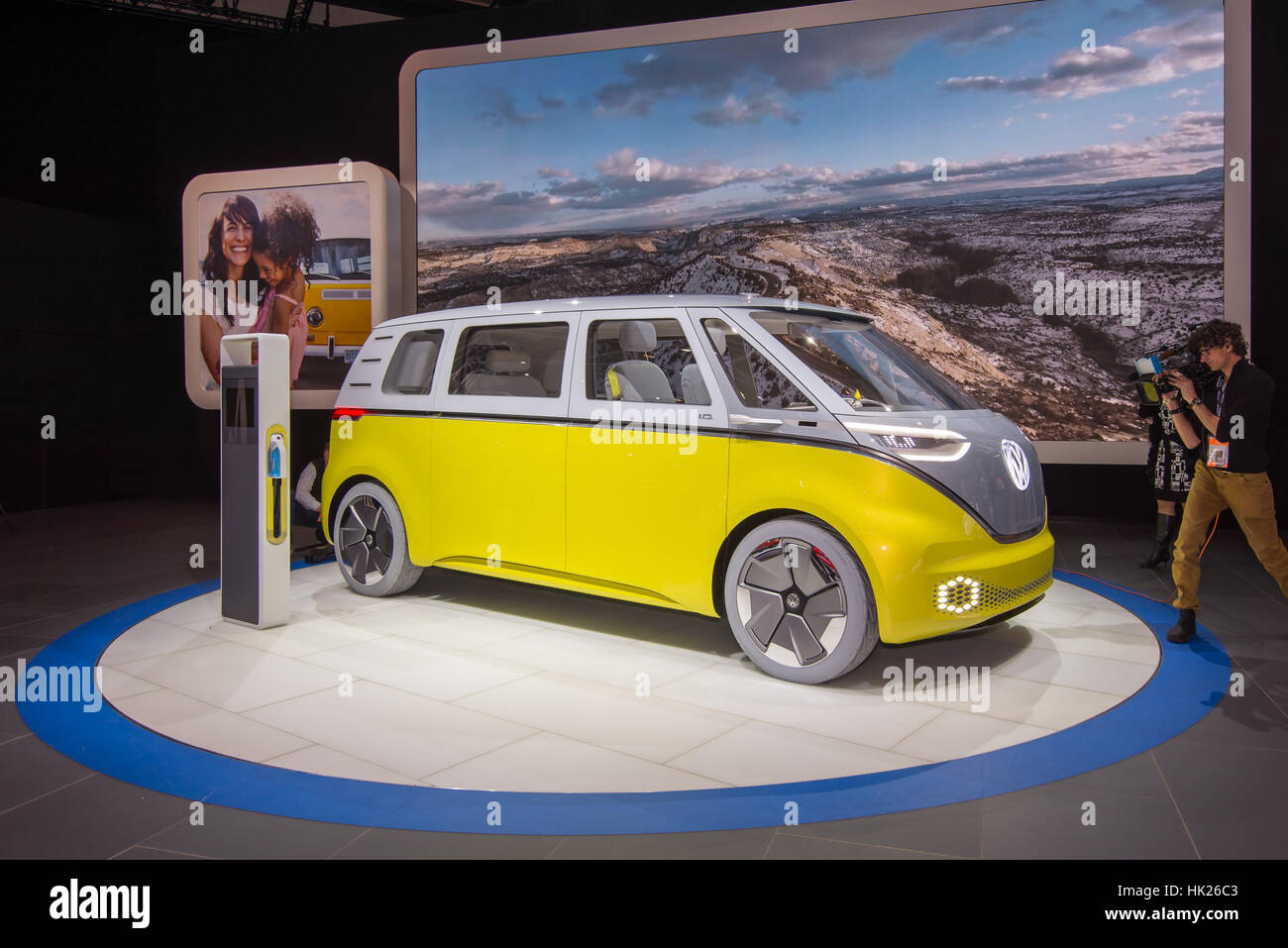 Photographe de prendre une photo de la Volkswagen I.D. BUZZ Concept van au North American International Auto Banque D'Images