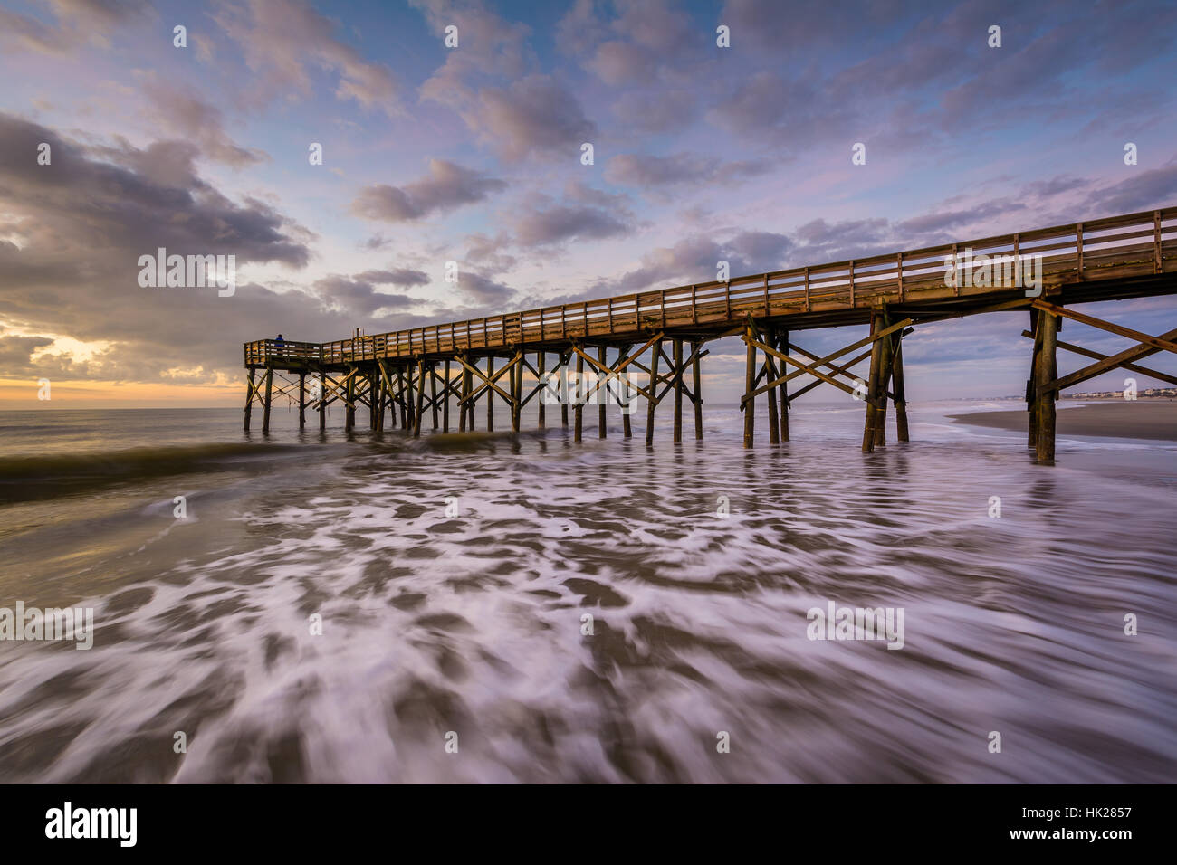 Vagues dans l'océan Atlantique et de l'Embarcadère au lever du soleil, à l'Isle of Palms, Caroline du Sud. Banque D'Images