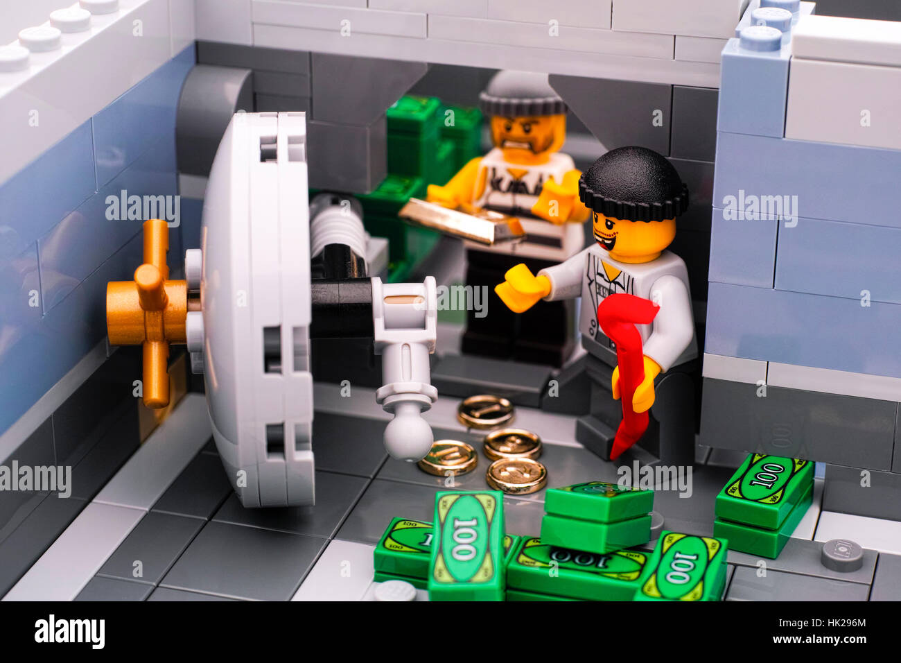 Tambov, Fédération de Russie - janvier 08, 2017 banque Lego cambriolage. Deux voleurs se porte de chambre forte de banque et retirer de l'argent et l'or. Studio shot. Banque D'Images