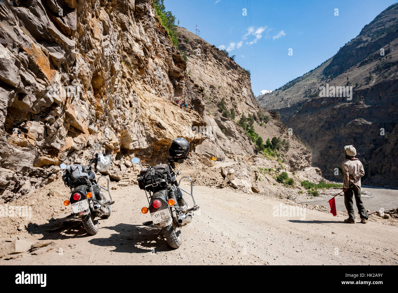 Une route dans les montagnes de l'Himalaya avec deux motos n'attend la façon d'être effacée. Banque D'Images