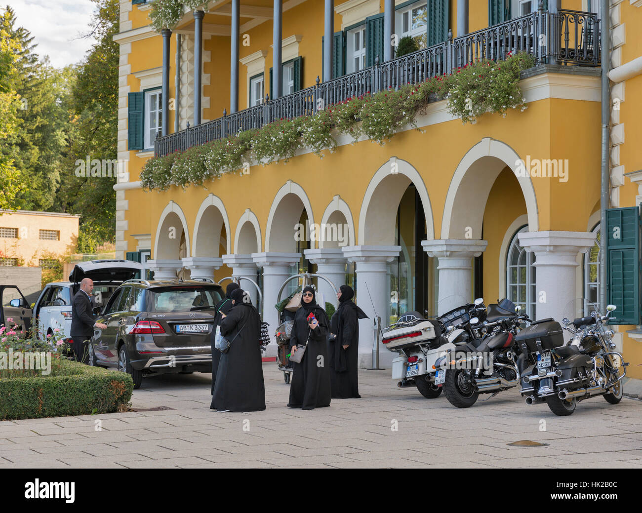 Les femmes en hijab en face de l'hôtel Carinthia Velden durant la Semaine européenne annuelle Bike Festival. Banque D'Images