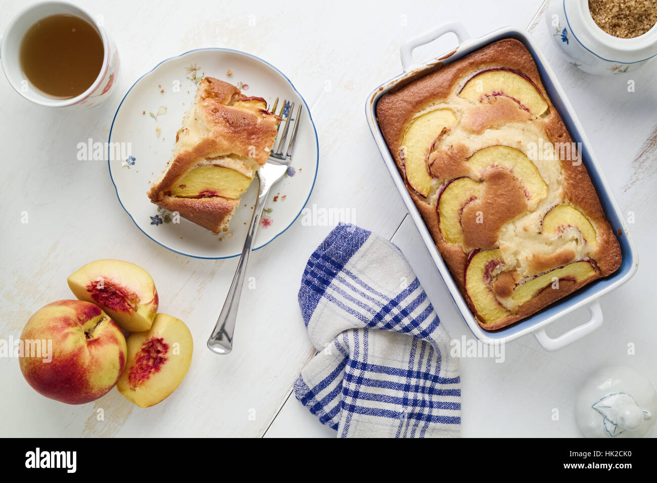 Concept De La Maison Cuit Les Aliments Gateau Yaourt Regime Alimentaire Avec Des Peches Sur Table Avec Plateau Pot Chiffon De Cuisine Et Le Sucre Brun Vue Du Haut Vers Le Bas Photo