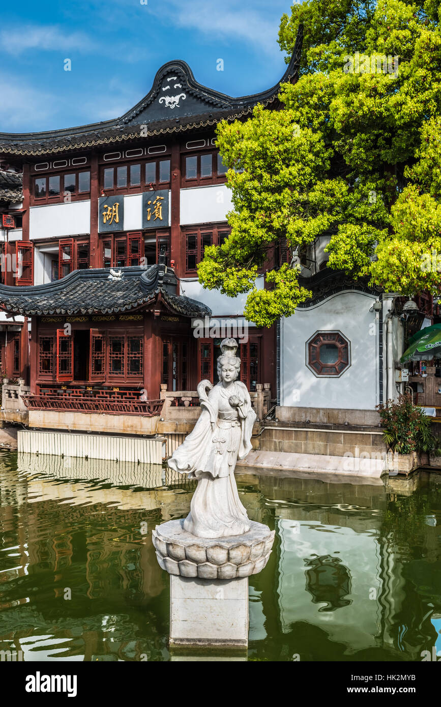 Ancienne statue sur un étang dans la région de Fang Bang Zhong Lu vieille ville Shanghai Chine Banque D'Images