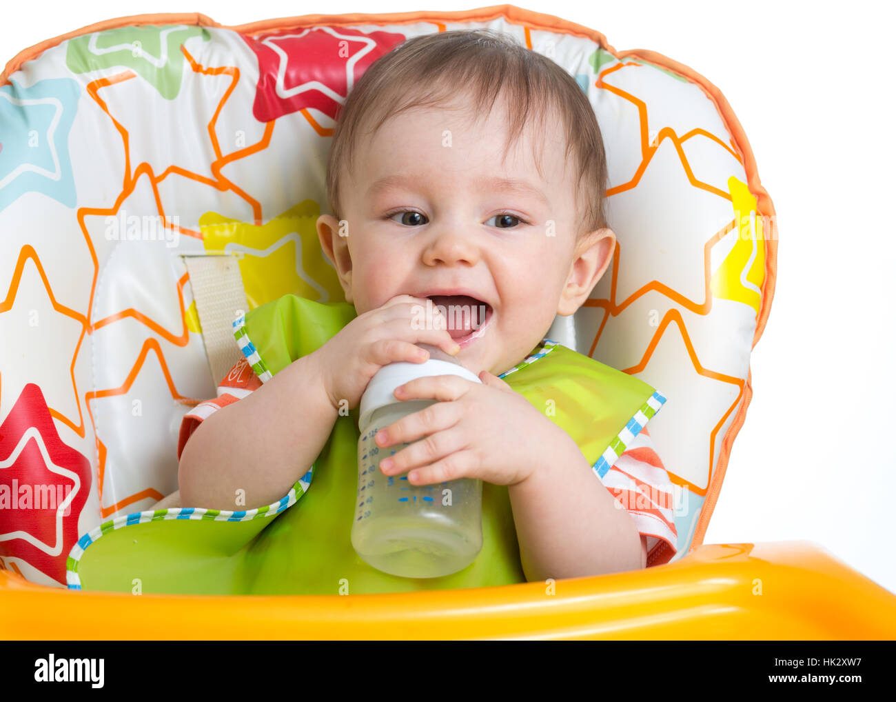 Baby holding bouteille et l'eau potable Banque D'Images