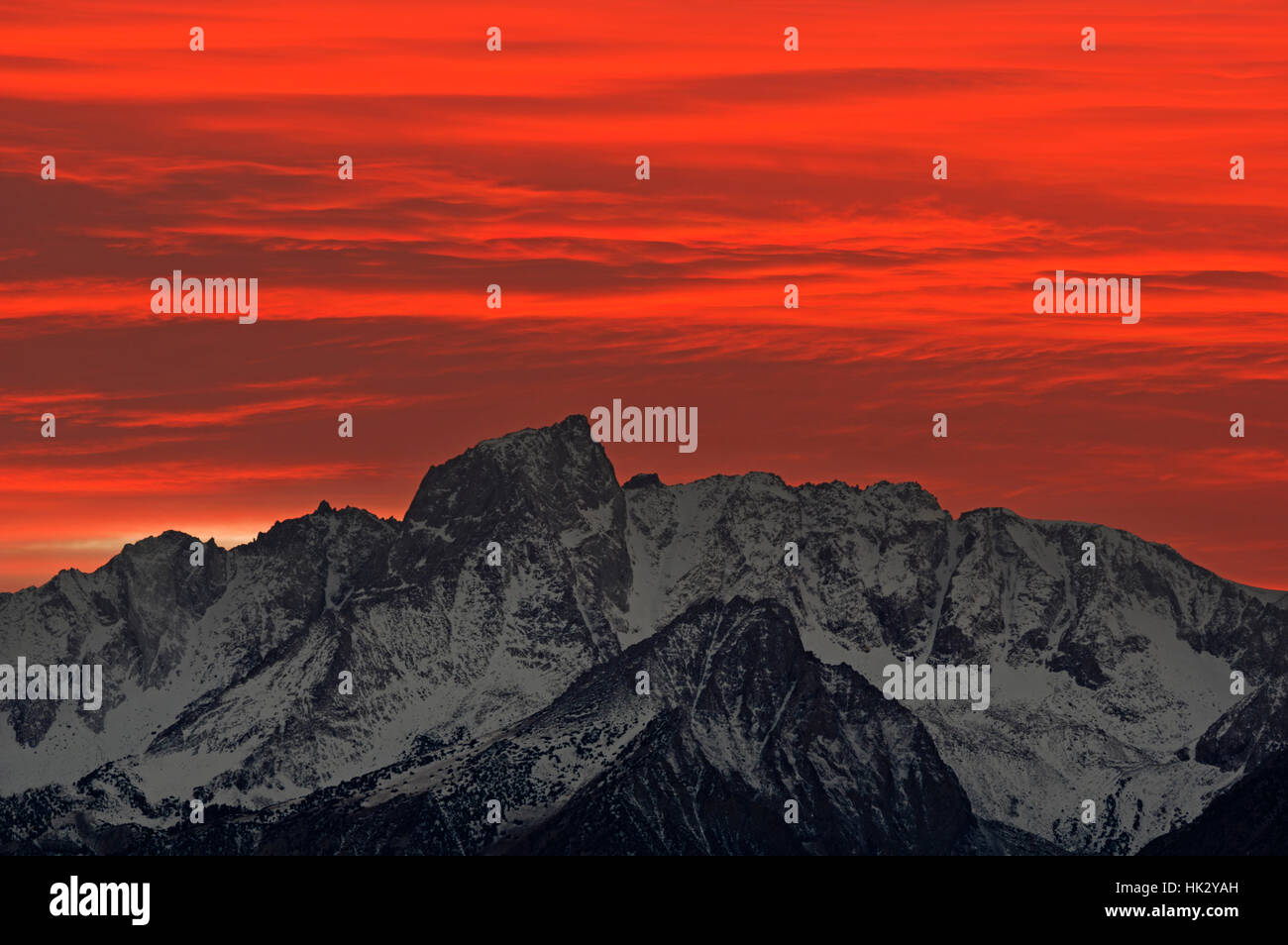 Orange et rouge coucher de soleil sur le mont Humphreys dans l'est de la Sierra de Californie Banque D'Images