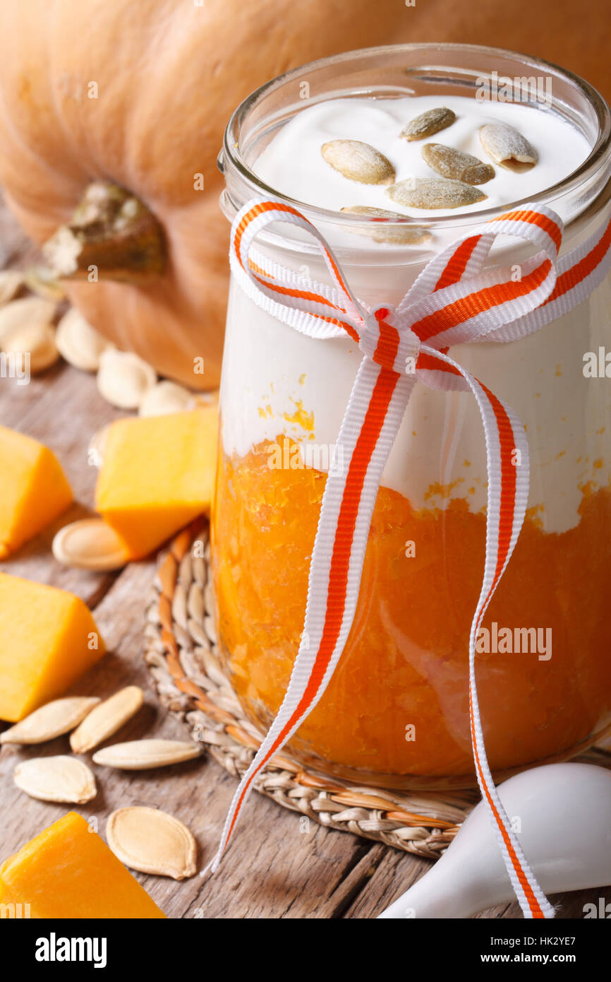 Dessert de potiron, le yogourt et les graines dans un pot libre verticale. Banque D'Images