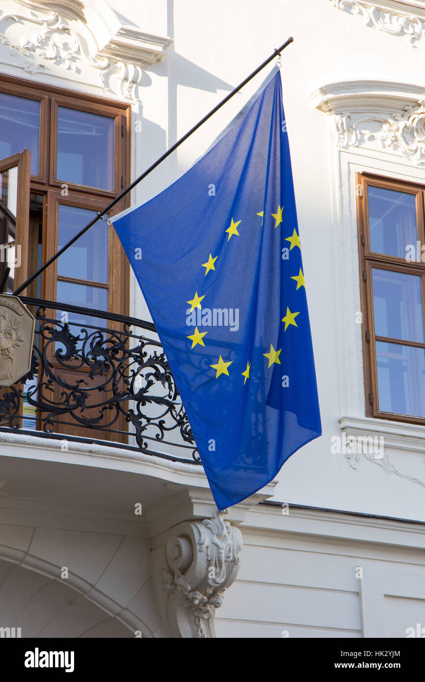 Le drapeau européen sur le bâtiment de l'ambassade de France à Bratislava, Slovaquie Banque D'Images