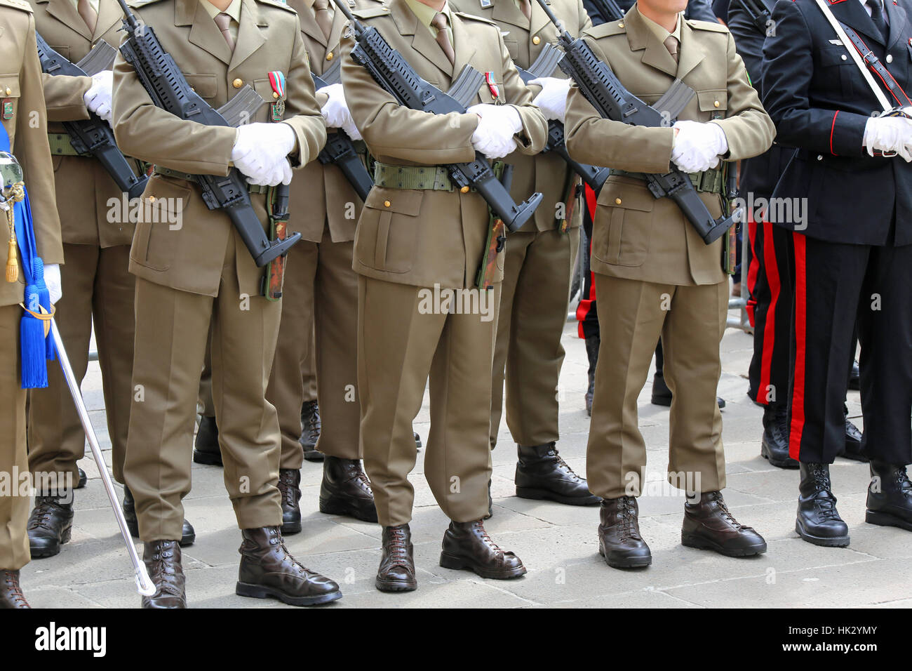 Les gens de troupes de montagne alpin italien pendant le défilé militaire pour la célébration des forces armées italiennes avec fusil et gants blancs Banque D'Images