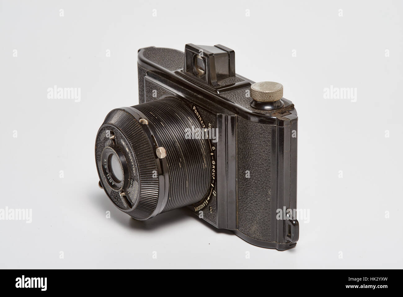 Le Arti-Six est une caméra viseur bakélite britannique faite autour de 1950. Il avait un tube à vis - objectif lorsque vous prenez une photo, l'objectif vissé forwar Banque D'Images