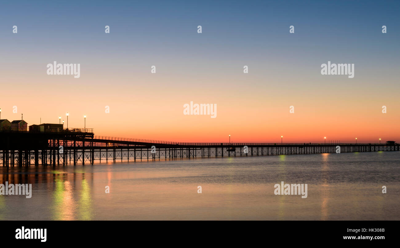 Aube sur la jetée de Southend. Banque D'Images