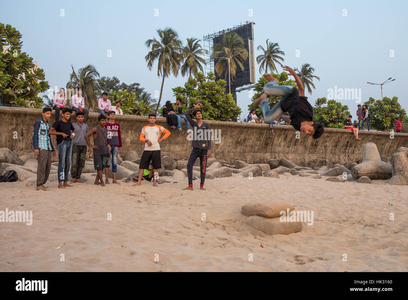 Un groupe de garçons jouant sur Chowpaty Beach à Mumbai (Bombay), Inde. Banque D'Images
