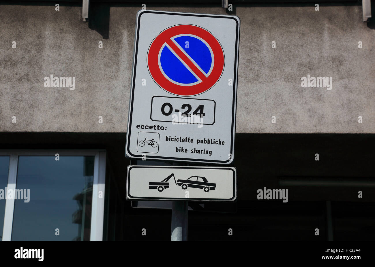 L'Italie, ville de Milan, Stationnement interdit, autorisé uniquement pour  les vélos Photo Stock - Alamy