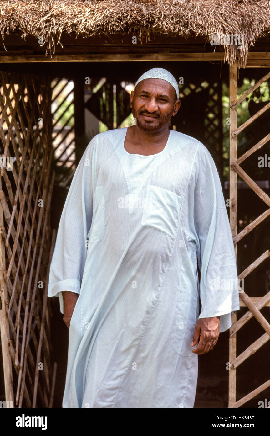 Sadiq Al Mahdi, figure politique et religieux soudanais, dans le jardin de sa maison à Omdurman, années 90. Banque D'Images