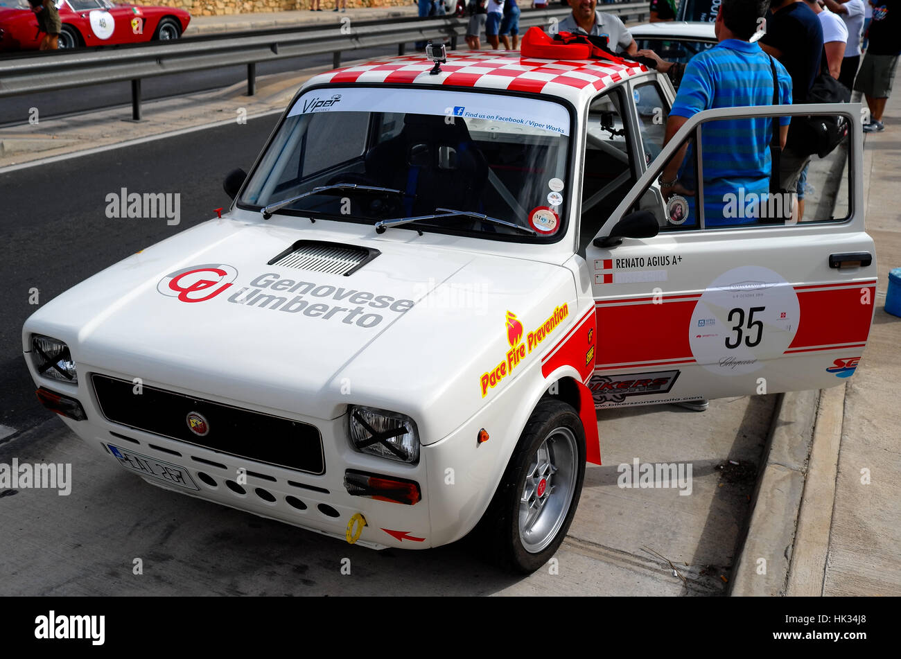 6 octobre 2016, la baie de Mellieha, Malte, Triq Il-Marfa - Fiat 127 à la Malta Classic 2016 avant la course. Banque D'Images