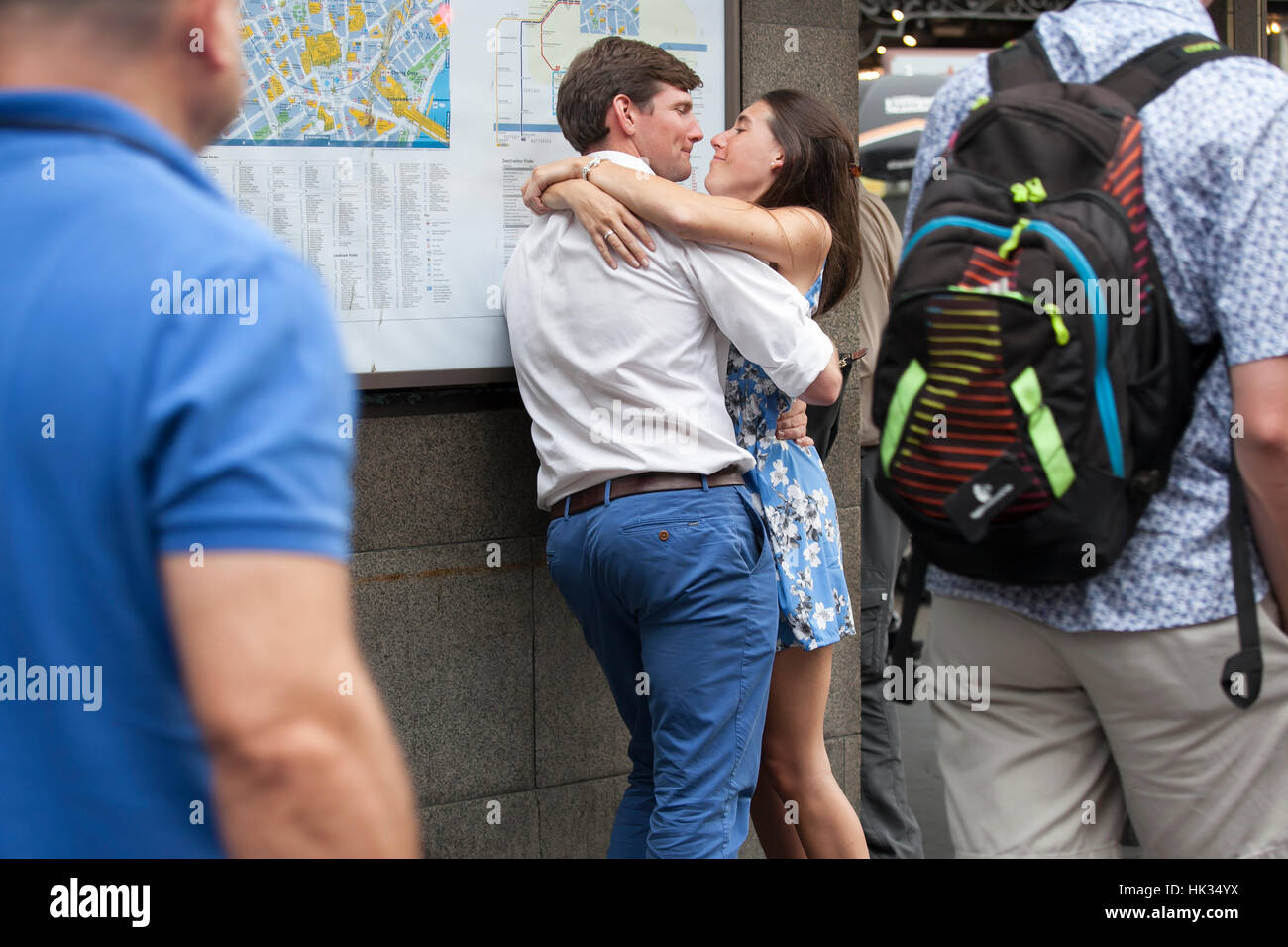 Londres, Angleterre - le 12 juillet 2016 Jeune couple aimant et s'embrasser à l'heure de pointe, près de la station de métro Covent Garden Banque D'Images