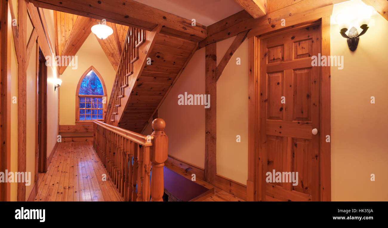 Maison à ossature bois, maison canadienne de style intérieur hall avec un escalier en bois et une fenêtre cathédrale arc gothique, Muskoka, Ontario, Canada Banque D'Images
