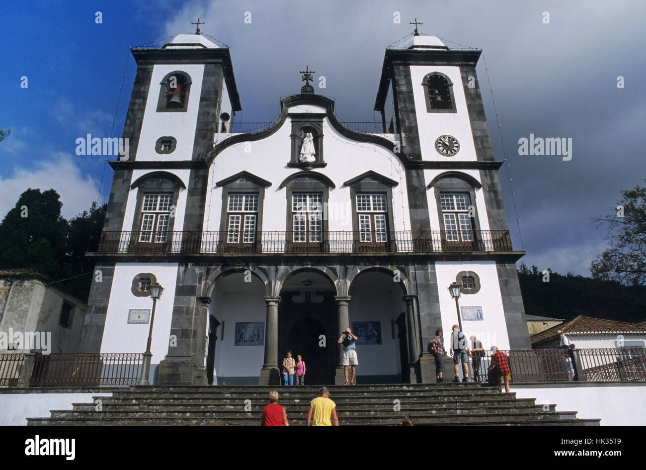 L'église Nossa Senhora do Monte surplombant Funchal Madeira Banque D'Images