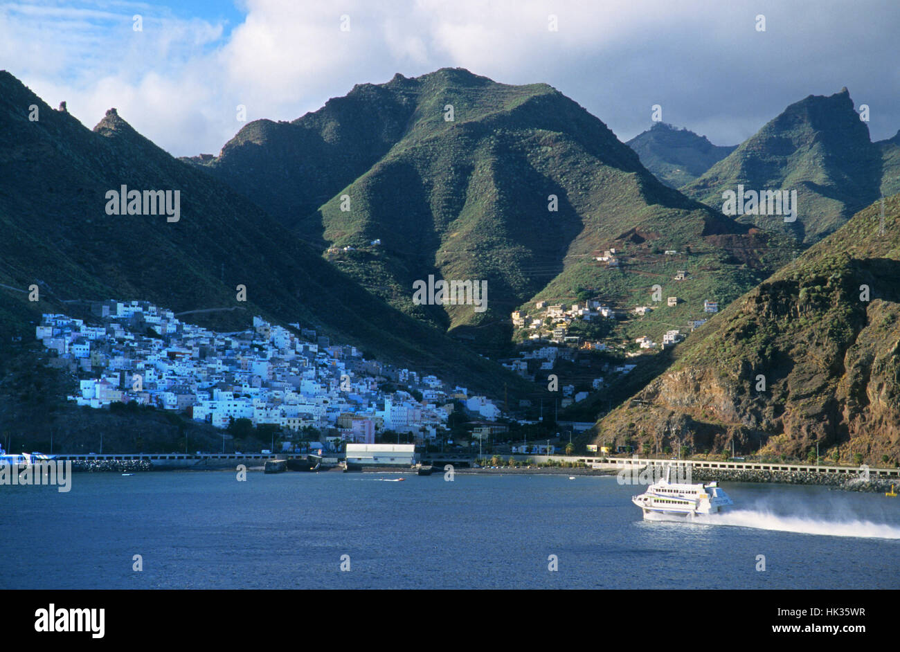 La côte sauvage près de Santa Cruz, Canaries, comme vu à partir d'un bateau de croisière au départ Banque D'Images