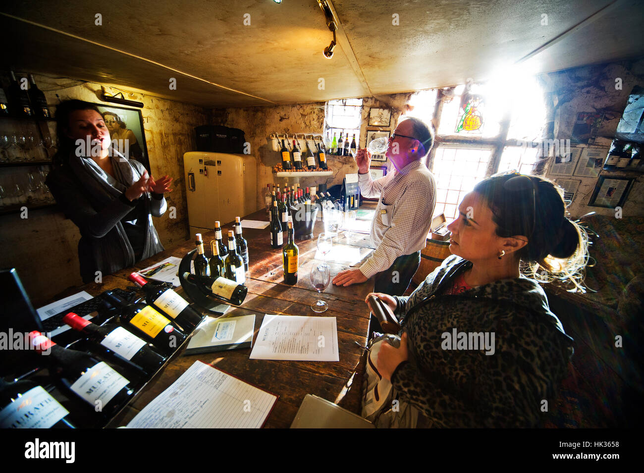 Les touristes la dégustation du vin au Muratie Wine Farm, Stellenbosch, Afrique du Sud Banque D'Images