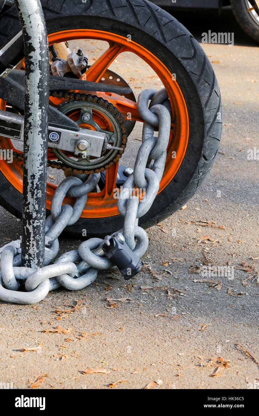 Chaîne antivol moto avec cadenas serrure de sécurité sur roue arrière,  protection contre le vol Photo Stock - Alamy