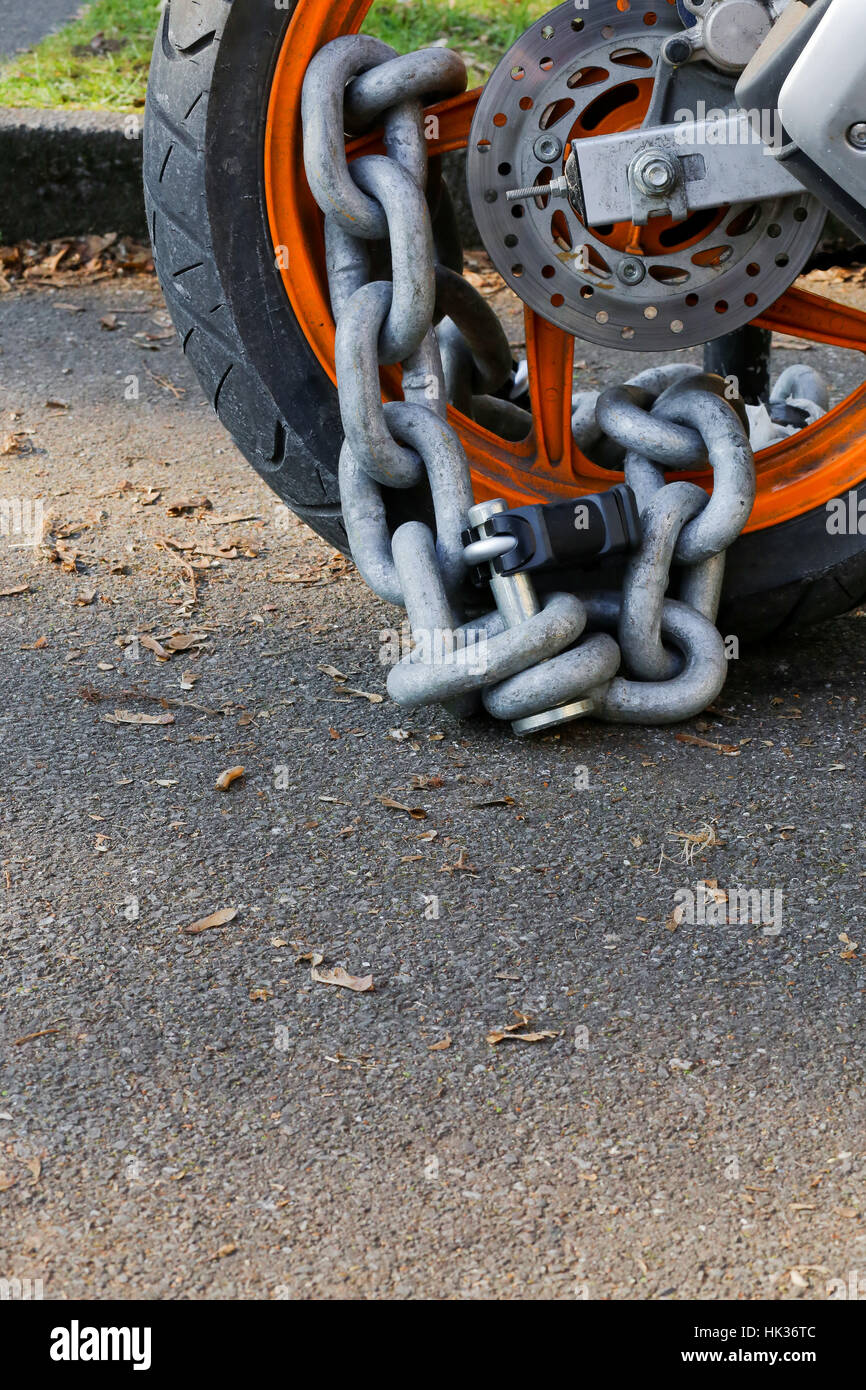 Chaîne antivol moto avec cadenas serrure de sécurité sur roue arrière,  protection contre le vol Photo Stock - Alamy