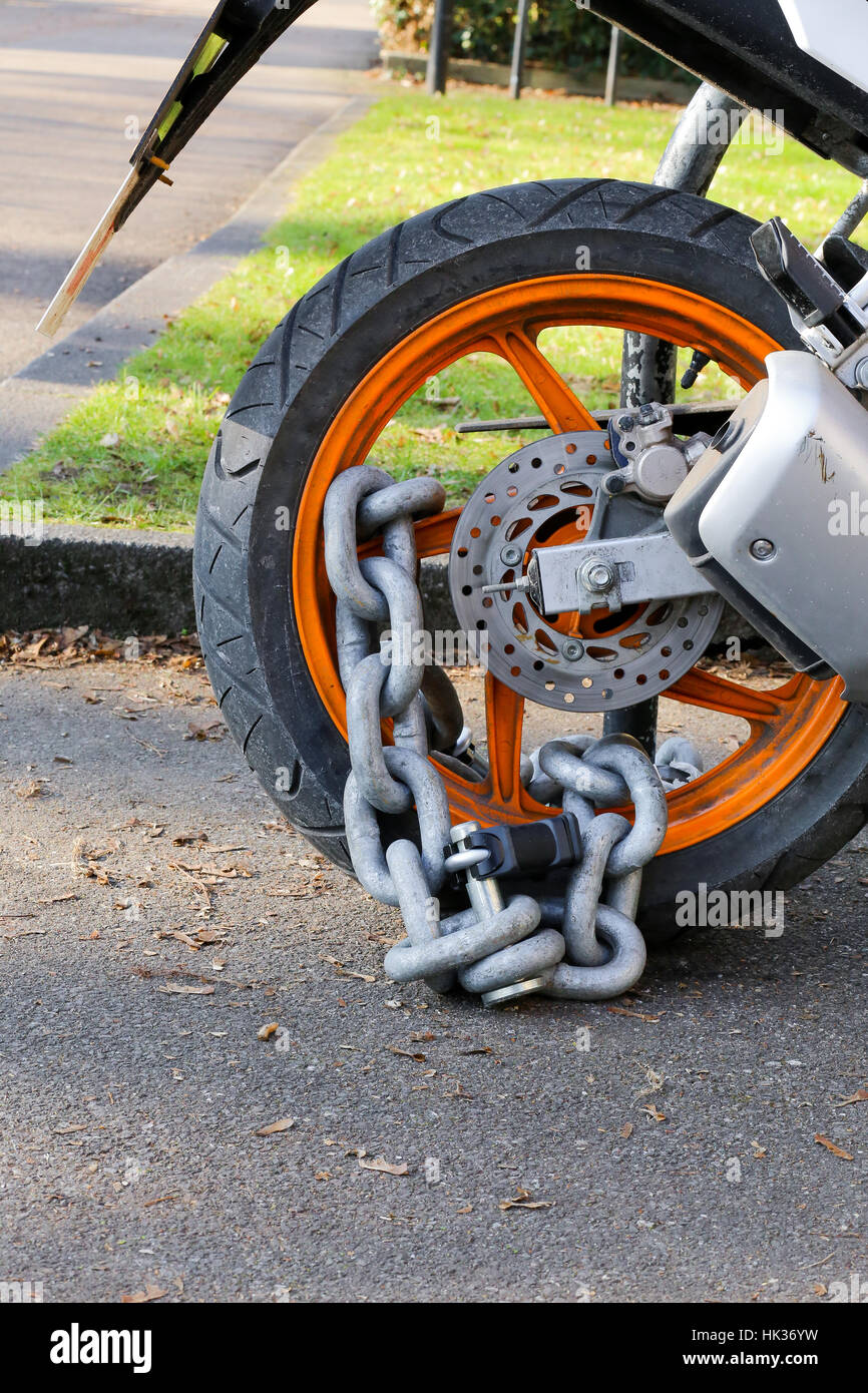 Chaîne antivol moto avec cadenas serrure de sécurité sur roue arrière,  protection contre le vol Photo Stock - Alamy