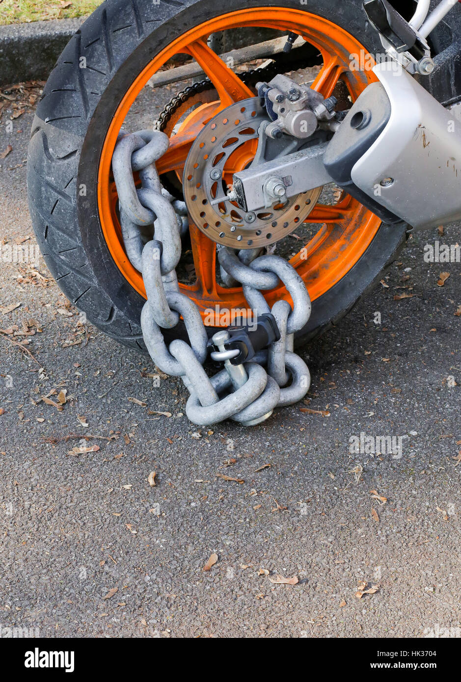 Chaîne antivol moto avec cadenas serrure de sécurité sur roue arrière,  protection contre le vol Photo Stock - Alamy
