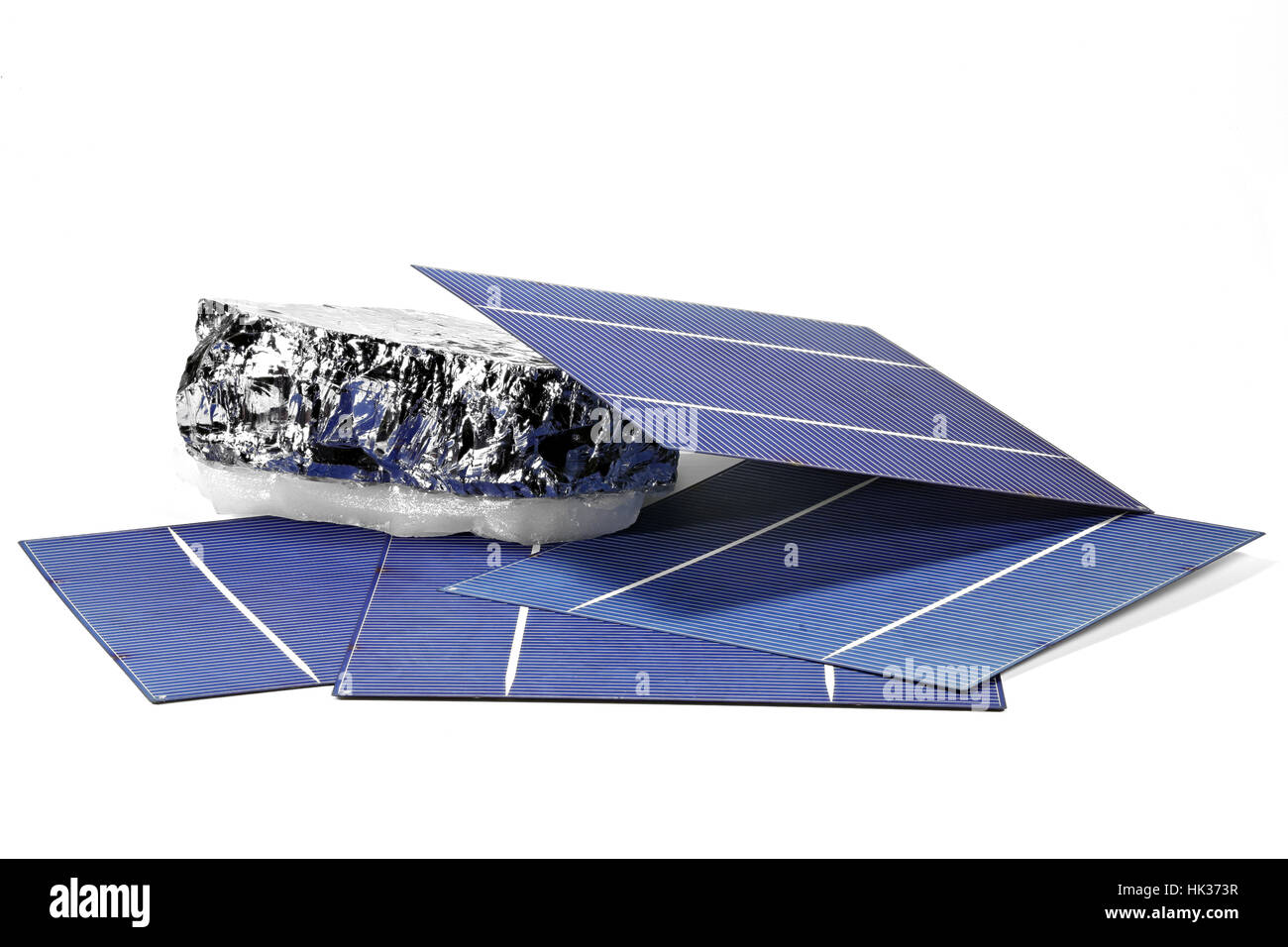 Avec des cellules solaires en silicium polycristallin isolé sur fond blanc Banque D'Images