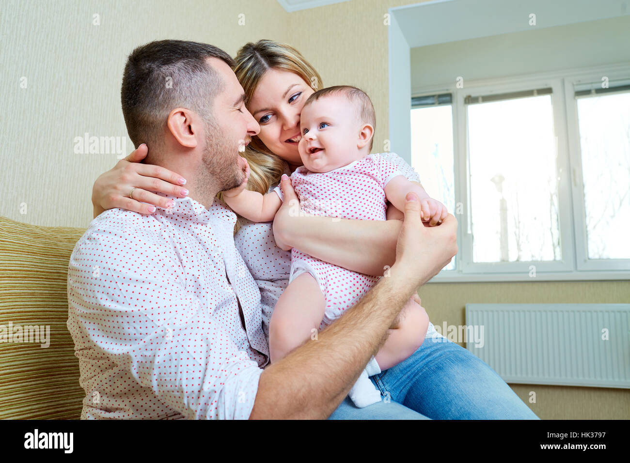 Bebe Avec Maman Et Papa Smiling Rire Dans La Salle Photo Stock Alamy