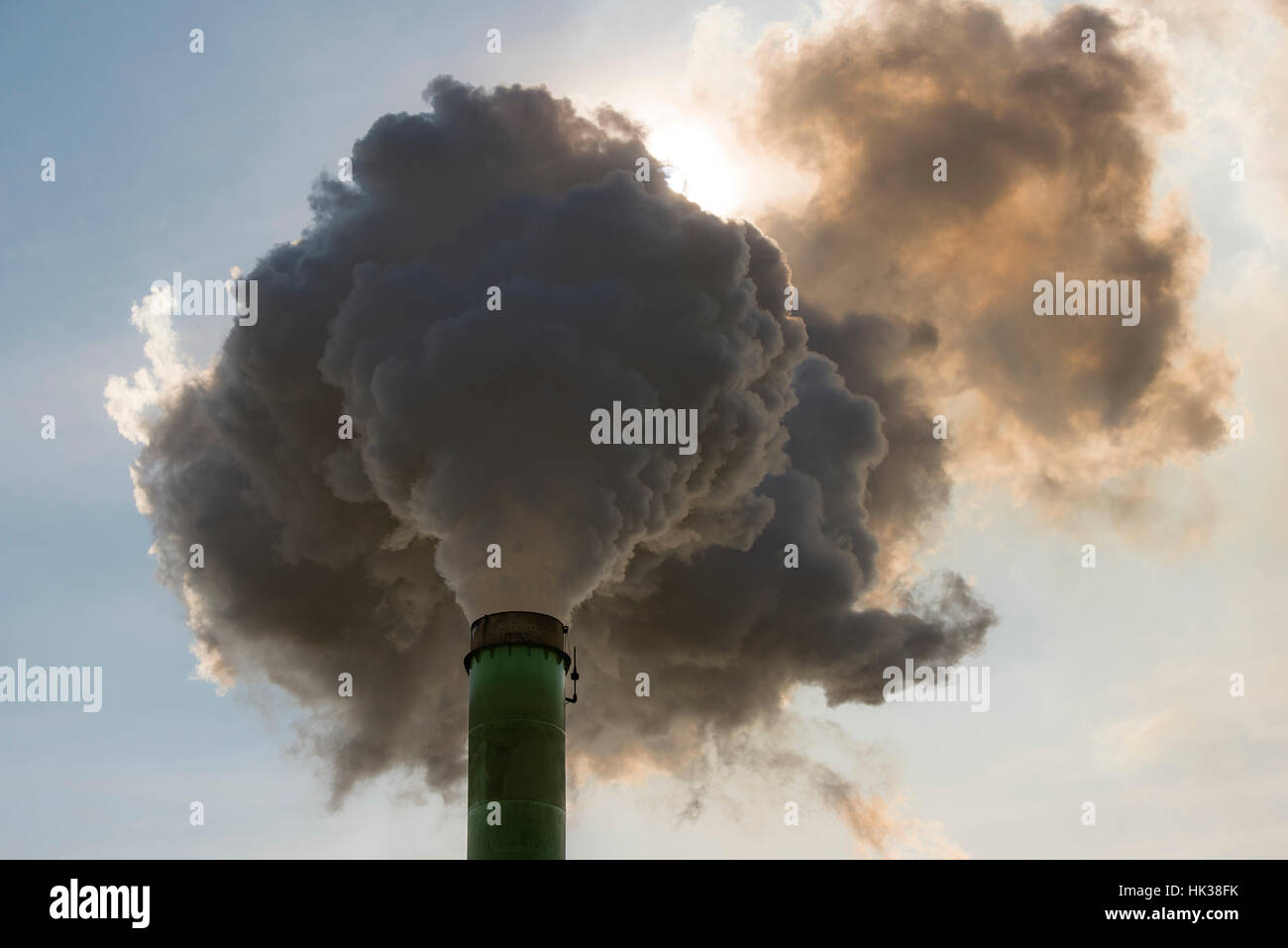 Des fumées d'usine à vapeur et de l'eau sur un fond de ciel bleu. Banque D'Images