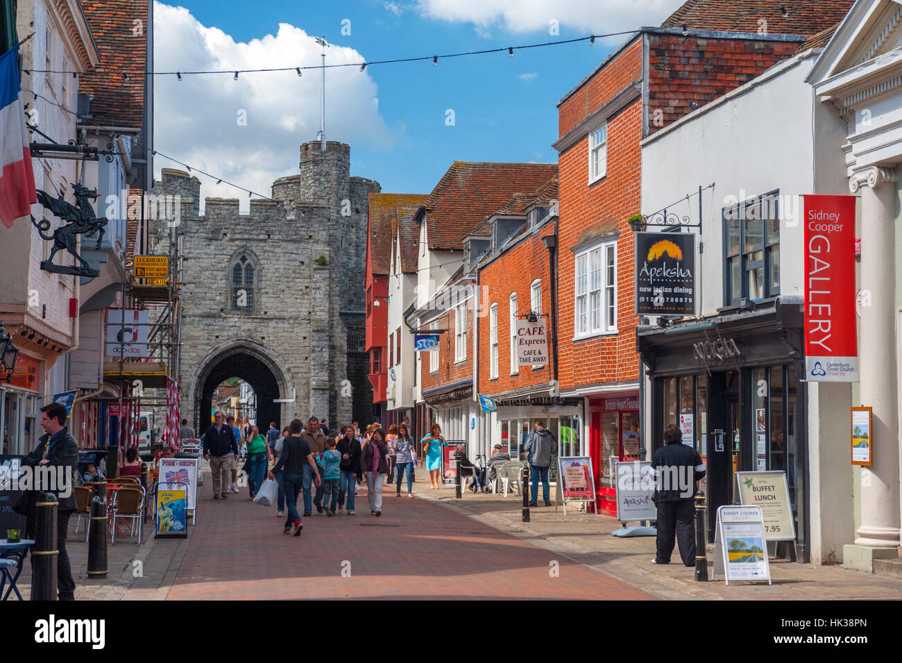 Vers le bas à St Peter's Street Canterbury vers West Gate Banque D'Images