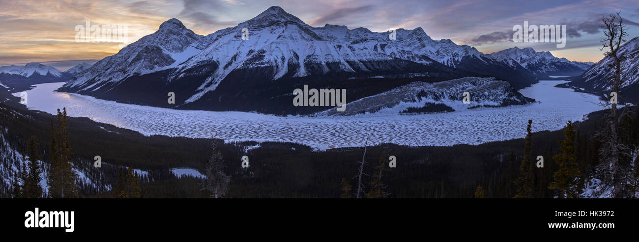 Spectaculaire coucher de soleil d'hiver Paysage panoramique, lac gelé enneigé sommets montagneux. Raquettes d'hiver Kananaskis Country Rocheuses canadiennes Banque D'Images