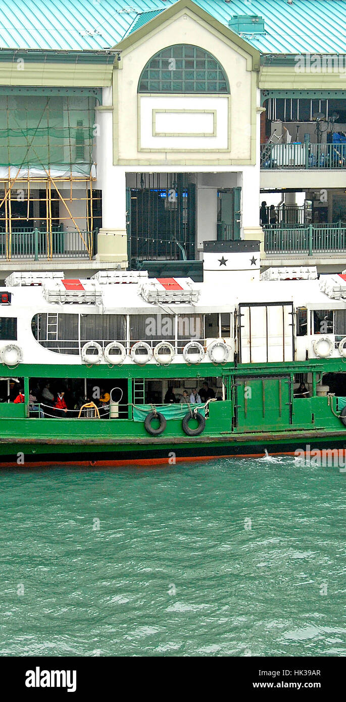 Le Star Ferry, en ce moment le plus ancien navire en service, au quai Victoria bay, Hong Kong, Chine Banque D'Images