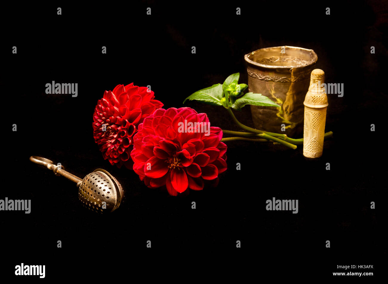 Un élégant still life with dahlias et old silver on black background Banque D'Images