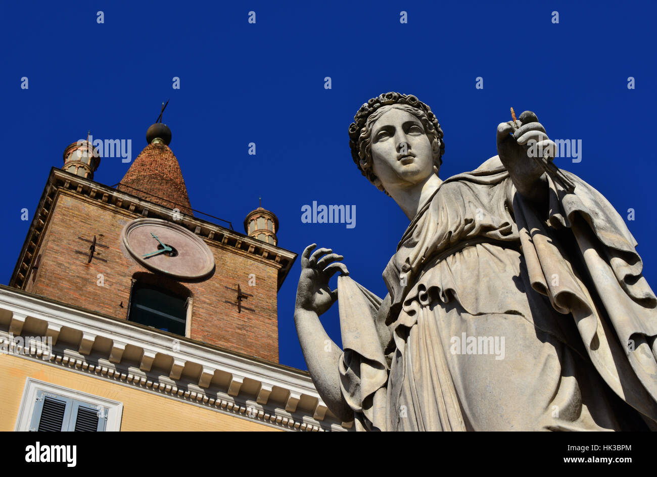 Statue de déesse et clocher de l'église chrétienne de la Place du Peuple à Rome Banque D'Images