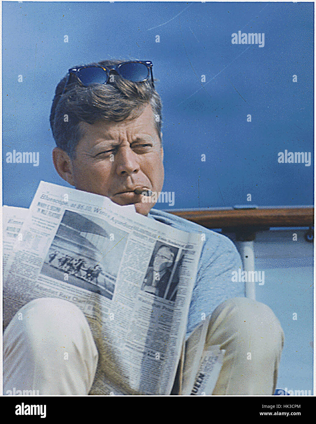 Le président des États-Unis John F. Kennedy avec cigare et New York Times à bord du 'Honey Fitz' désactivé Hyannisport, Massachusetts le 31 août 1963. Obligatoire Banque D'Images