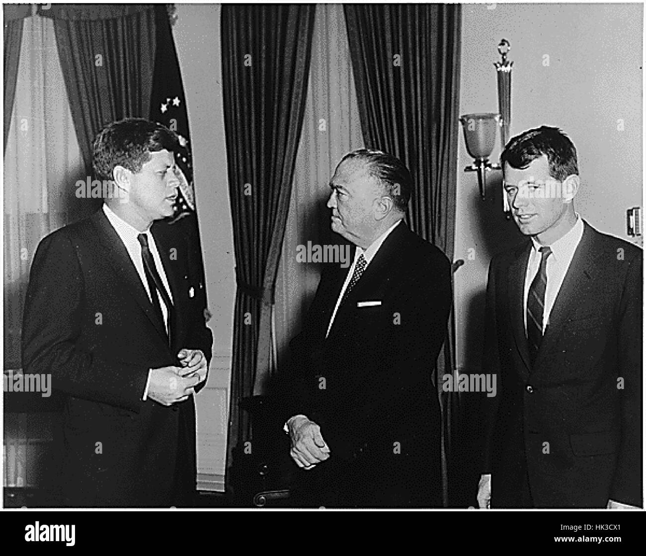 Visite de la Justice des États-Unis Robert F. Kennedy et Directeur du Federal Bureau of Investigation (FBI) J. Edgar Hoover pour le bureau ovale à la Maison Blanche le 23 février 1961. De gauche à droite : le président américain John F. Kennedy ; Directeur de la Banque D'Images