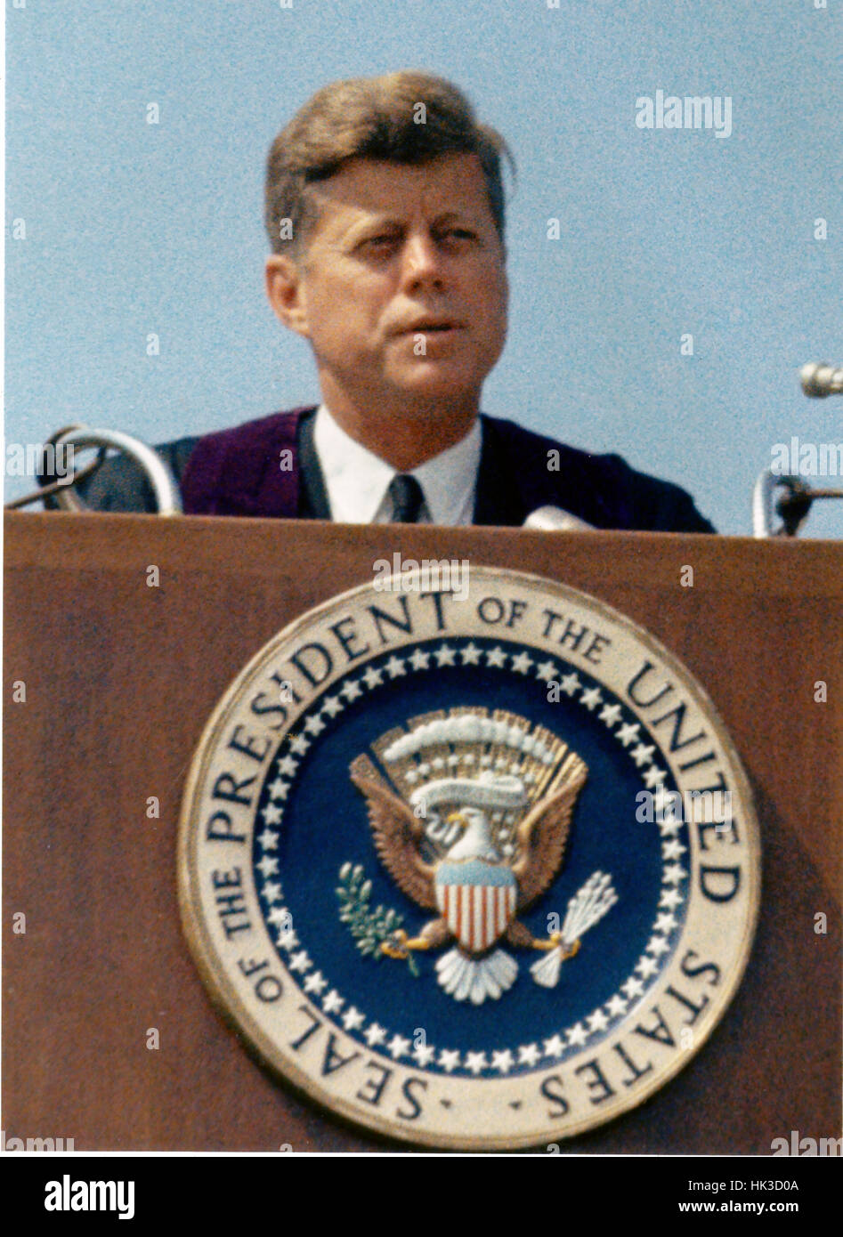 Le président des États-Unis John F. Kennedy prend la parole à l'ouverture de l'Université américaine à Washington, D.C. le 10 juin 1963. Ce discours est connu comme Kennedy 'Pax Americana' discours, où il a présenté sa vision pour la paix dans le monde..Credit : Arnie Sachs / CNP Banque D'Images