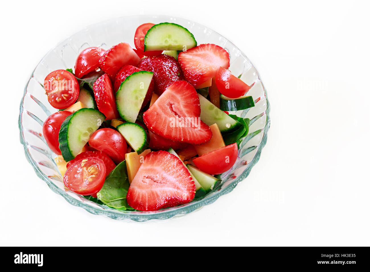 Les fraises tranchées dans un bol de salade de fraises. Banque D'Images