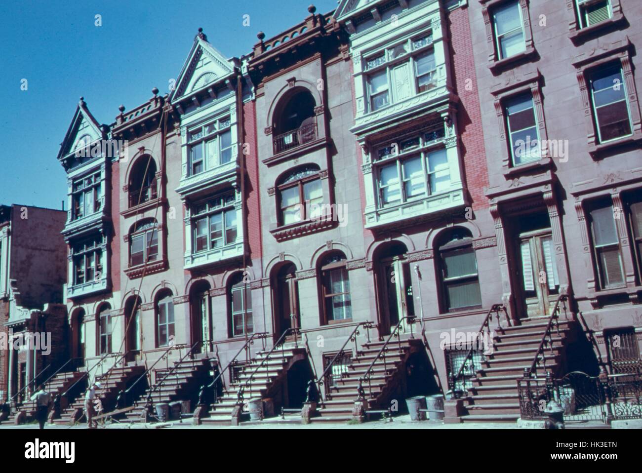 Tournant du siècle Brownstone Apartments être peint et rénové par leurs propriétaires à Brooklyn, New York City, New York City, New York, juillet 1974. L'image de courtoisie des Archives nationales. Banque D'Images