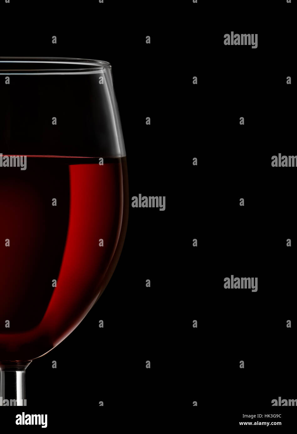 Close up de verre de vin rouge sur fond noir Banque D'Images